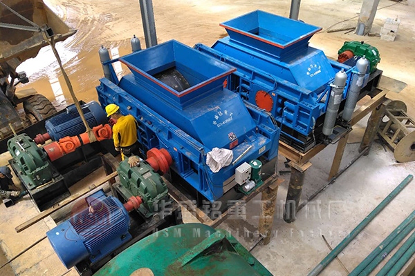 大型對(duì)輥破碎機(jī)圖片